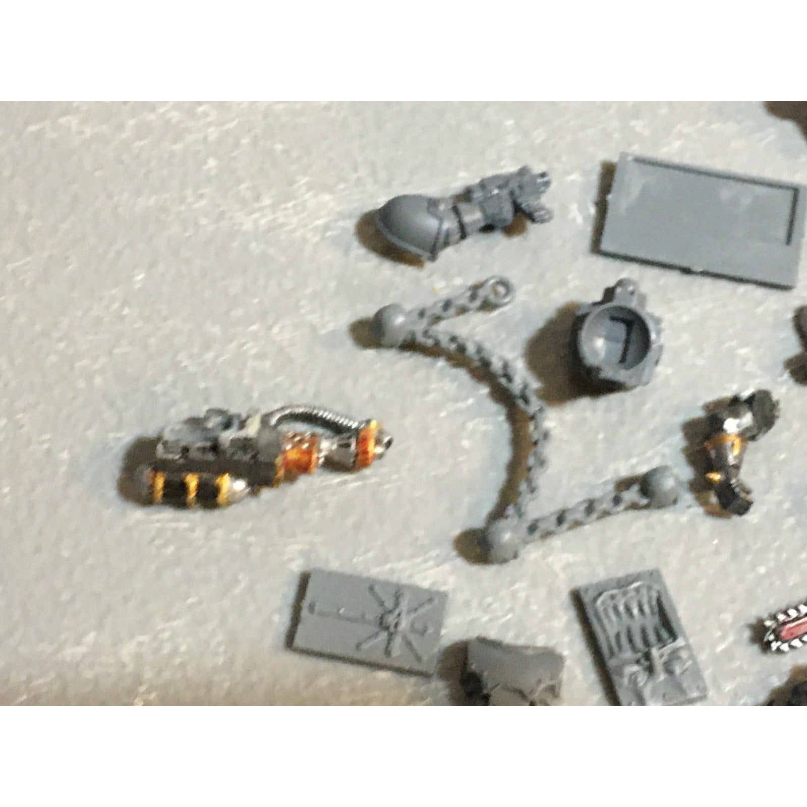 A24521 WARHAMMER 40K CHAOS SPACE MARINES BITS LOT TANK PLATES ARMS CHAINS GW