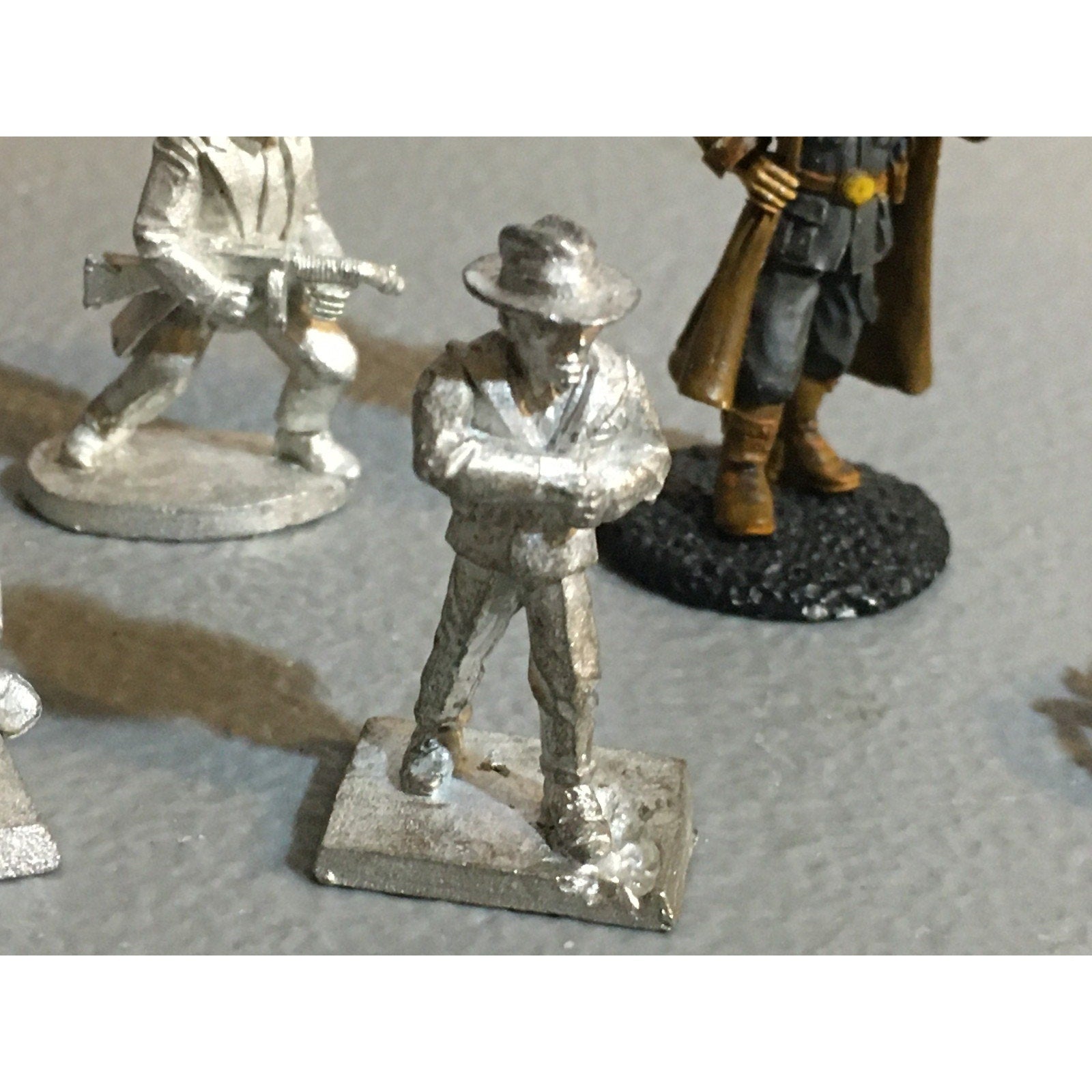 A34036 UNKNOWN METAL MINIATURES SCI-FI MODERN MIXED LOT SOLDIER CIVILIAN ROBOT
