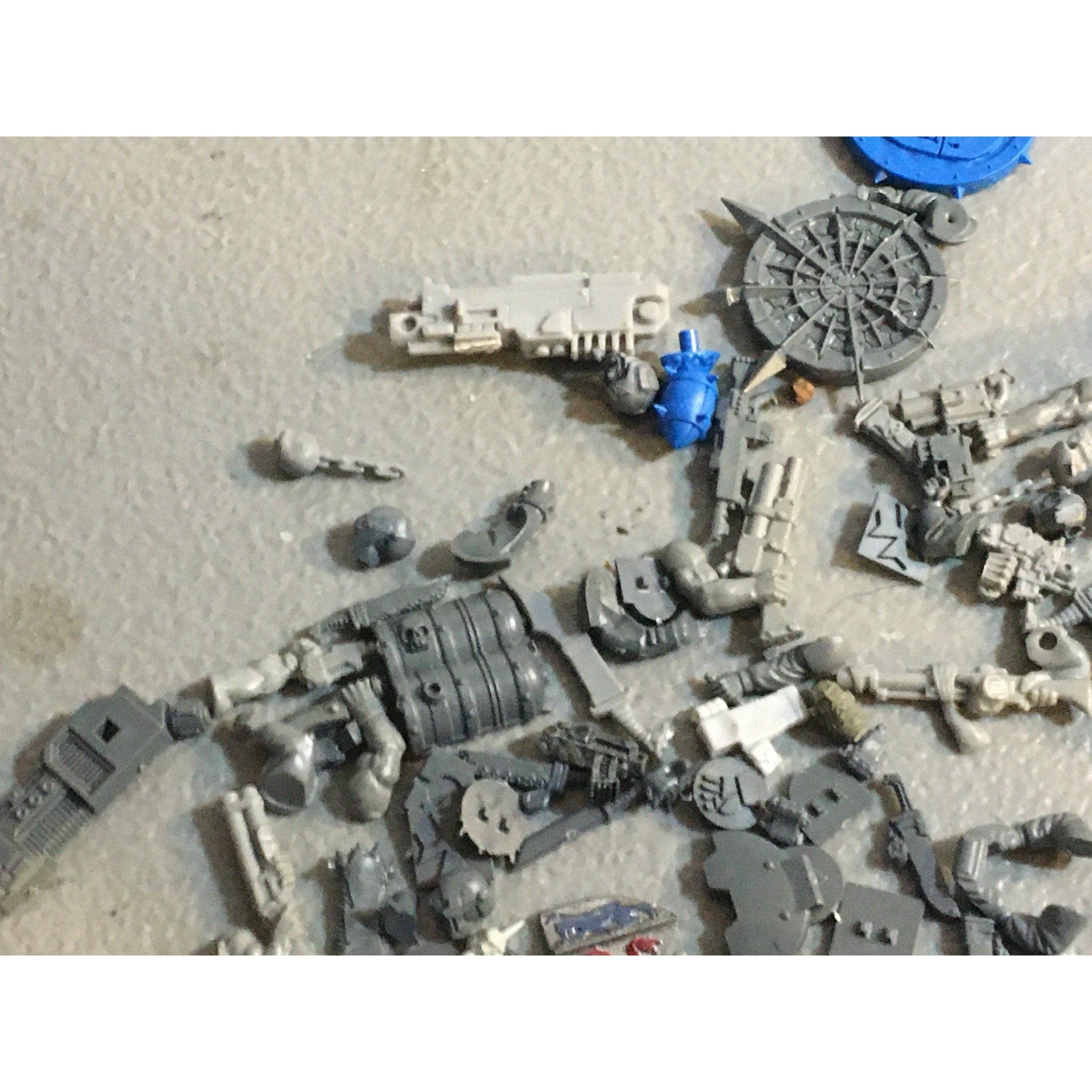 A32582 WARHAMMER 40K FANTASY RANDOM BITS LOT PLASTIC ICONS SPACE MARINES GUARD