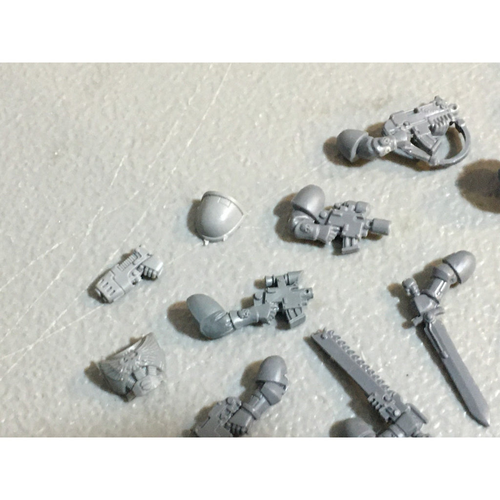 A27488 WARHAMMER 40K SPACE MARINES BITS LOT ARMS HEADS SCOUT GW