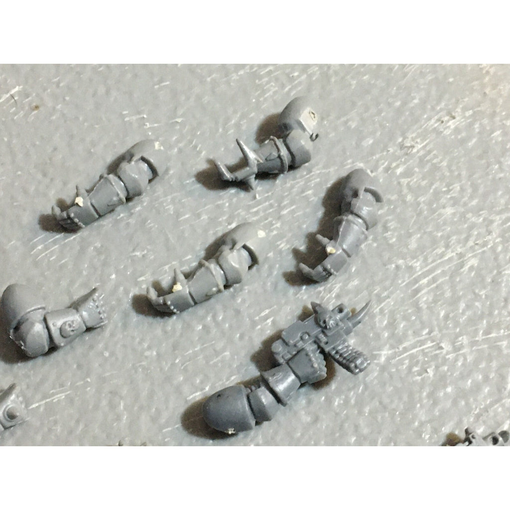 A22976 WARHAMMER 40K CHAOS SPACE MARINES BITS LOT ARMS BOLTERS GAMES WORKSHOP GW