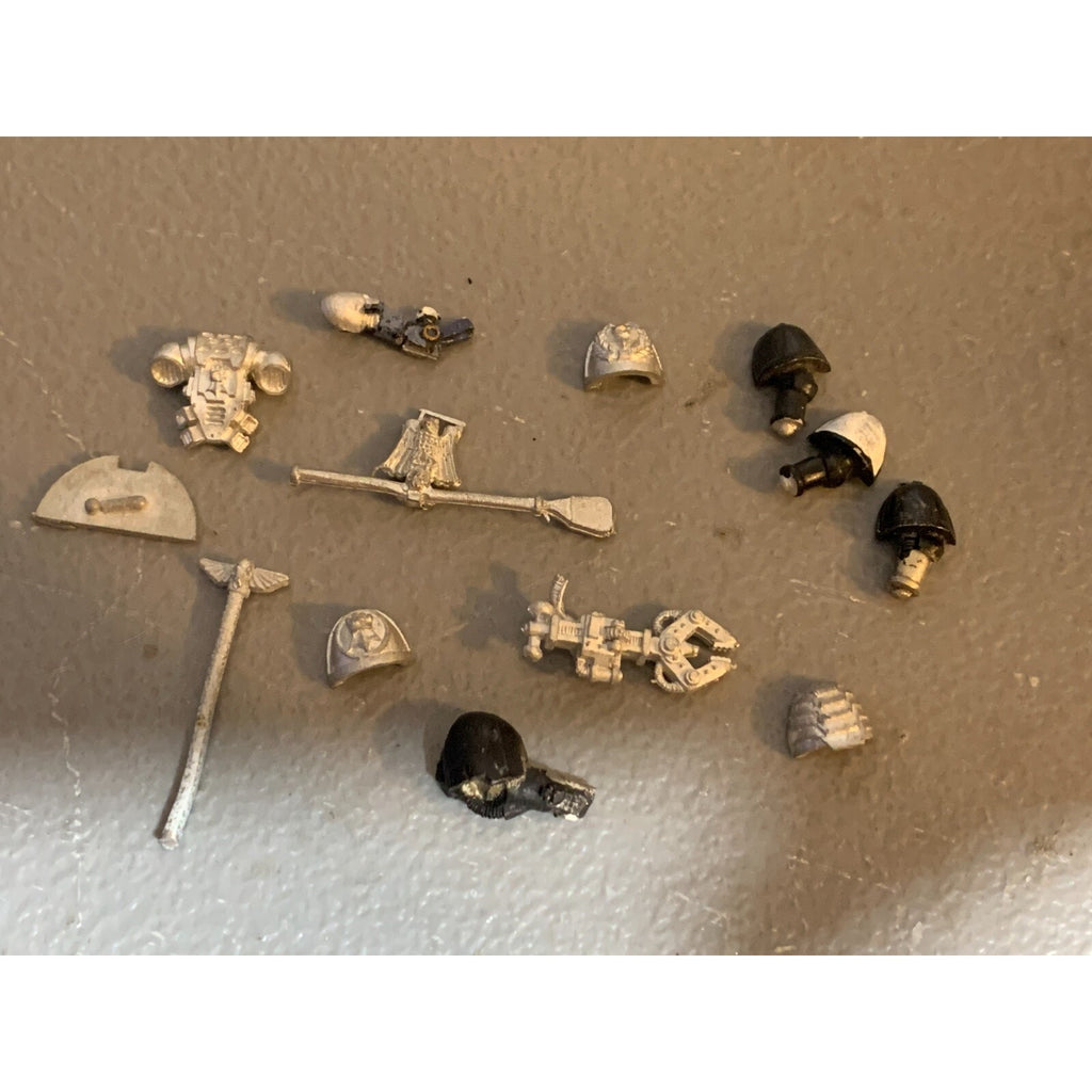 A23297 WARHAMMER 40K SPACE MARINES BITS LOT METAL FISTS INC FLAG POLE STANDARD