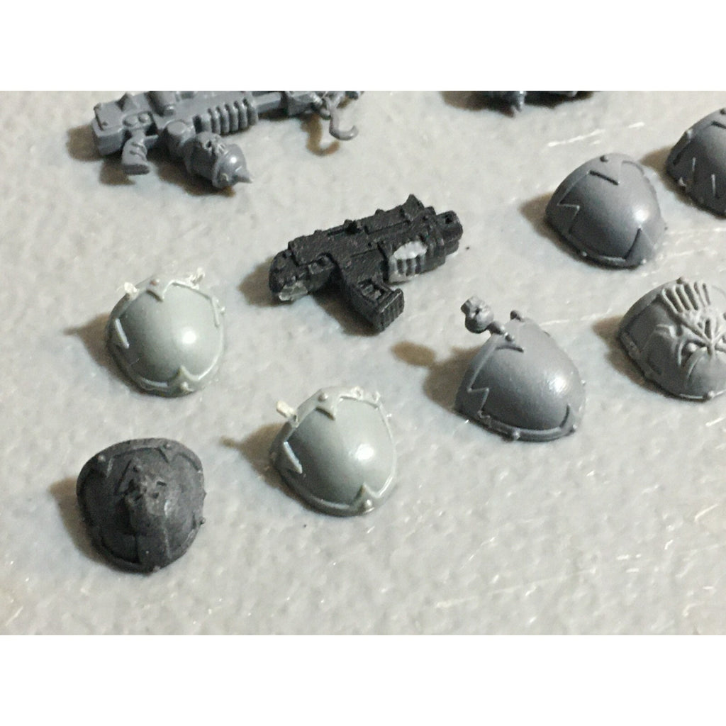 A23075 WARHAMMER 40K CSM CHAOS SPACE MARINES BITS LOT MIXED SHOULDERS ARMS GW