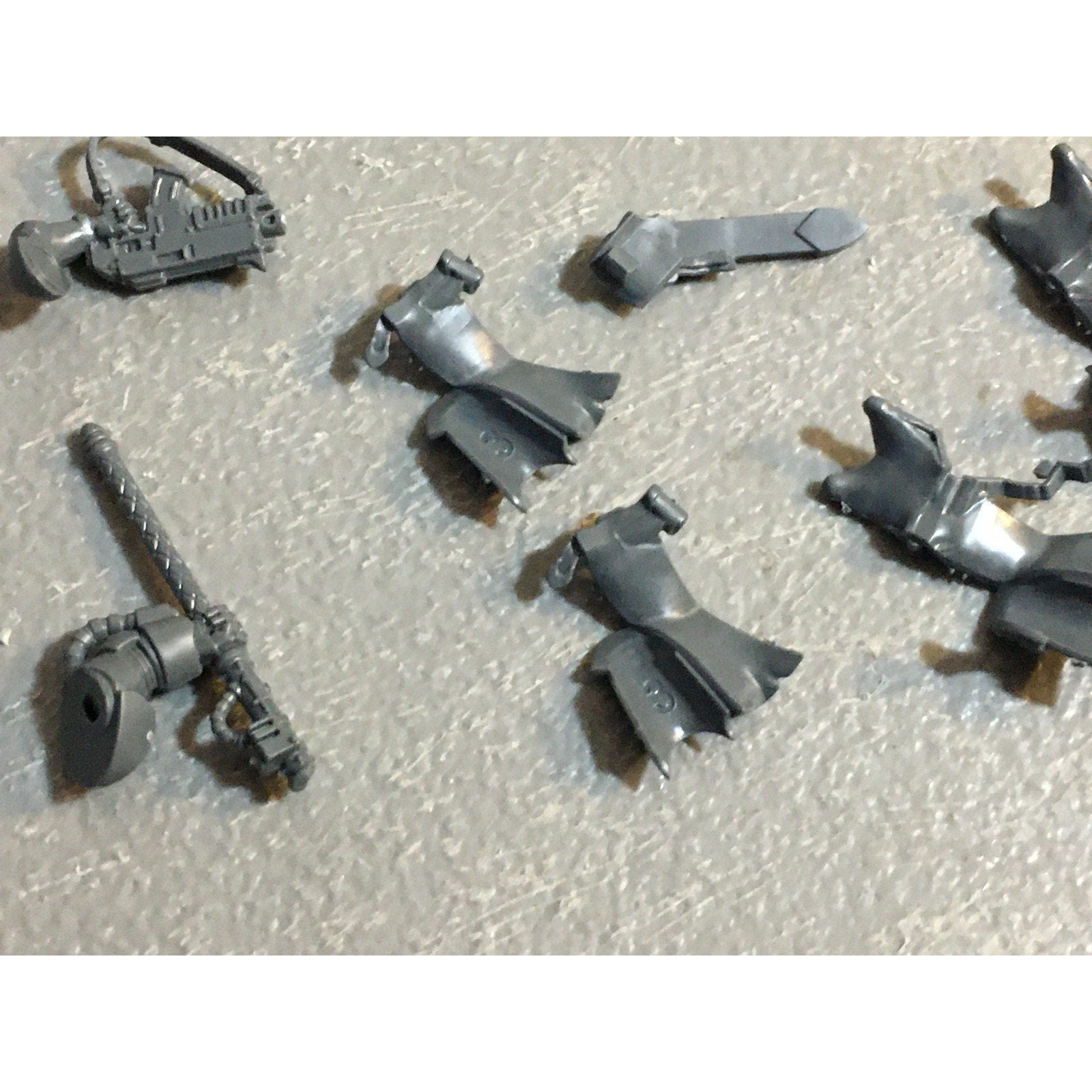 A29487 WARHAMMER 40K SPACE MARINES DARK ANGELS BITS LOT ROBE ARM BOLTER GW