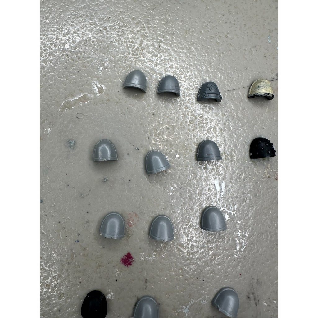 A23105 WARHAMMER 40K SPACE MARINES BITS LOT SHOULDER PADS 25 PACK