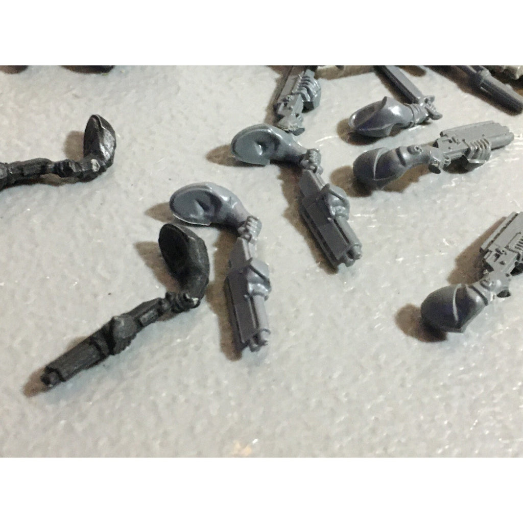A21068 WARHAMMER 40K SPACE MARINES BITS LOT SCOUTS SHOTGUNS PISTOLS HEADS