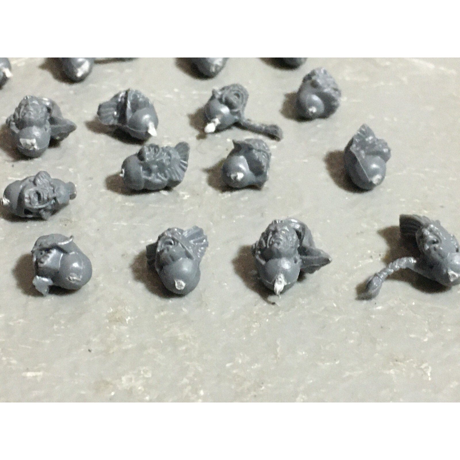 A22546 WARHAMMER 40K SPACE MARINES WOLVES BITS LOT HEADS GAMES WORKSHOP GW