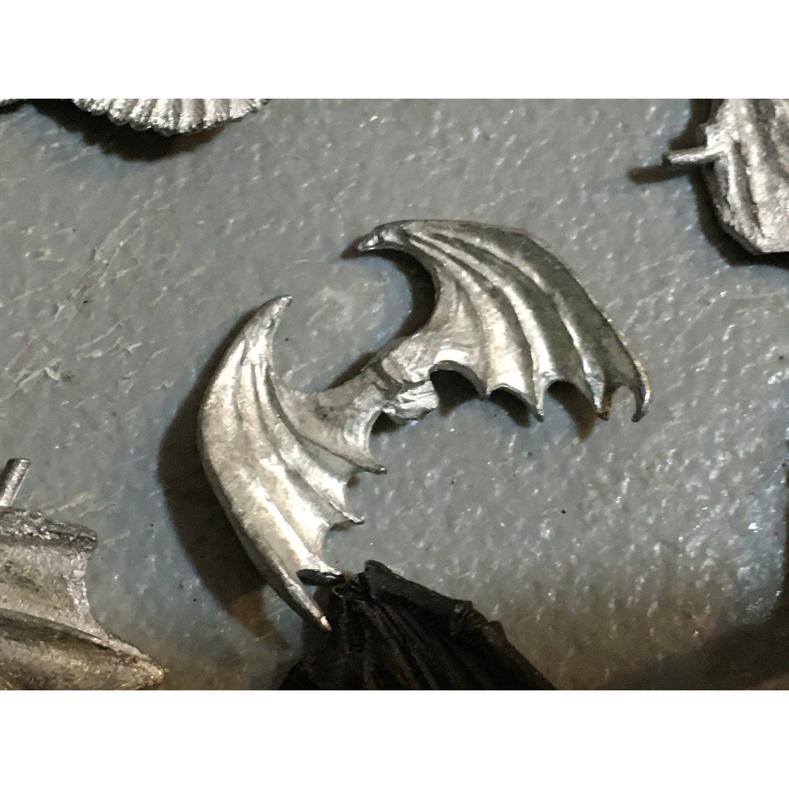 A32497 UNKNOWN METAL MINIATURES BITS LOT FANTASY WINGS DRAGON DEMON ANGEL