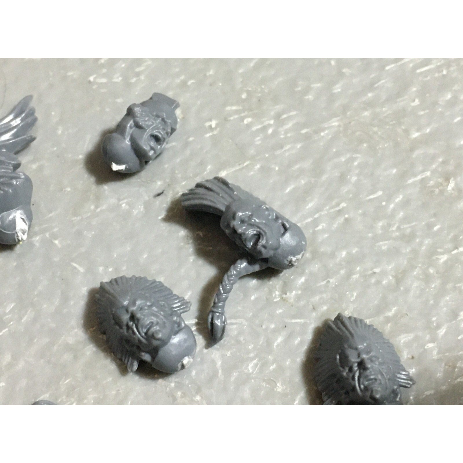 A22549 WARHAMMER 40K SPACE MARINES WOLVES BITS LOT HEADS GAMES WORKSHOP GW