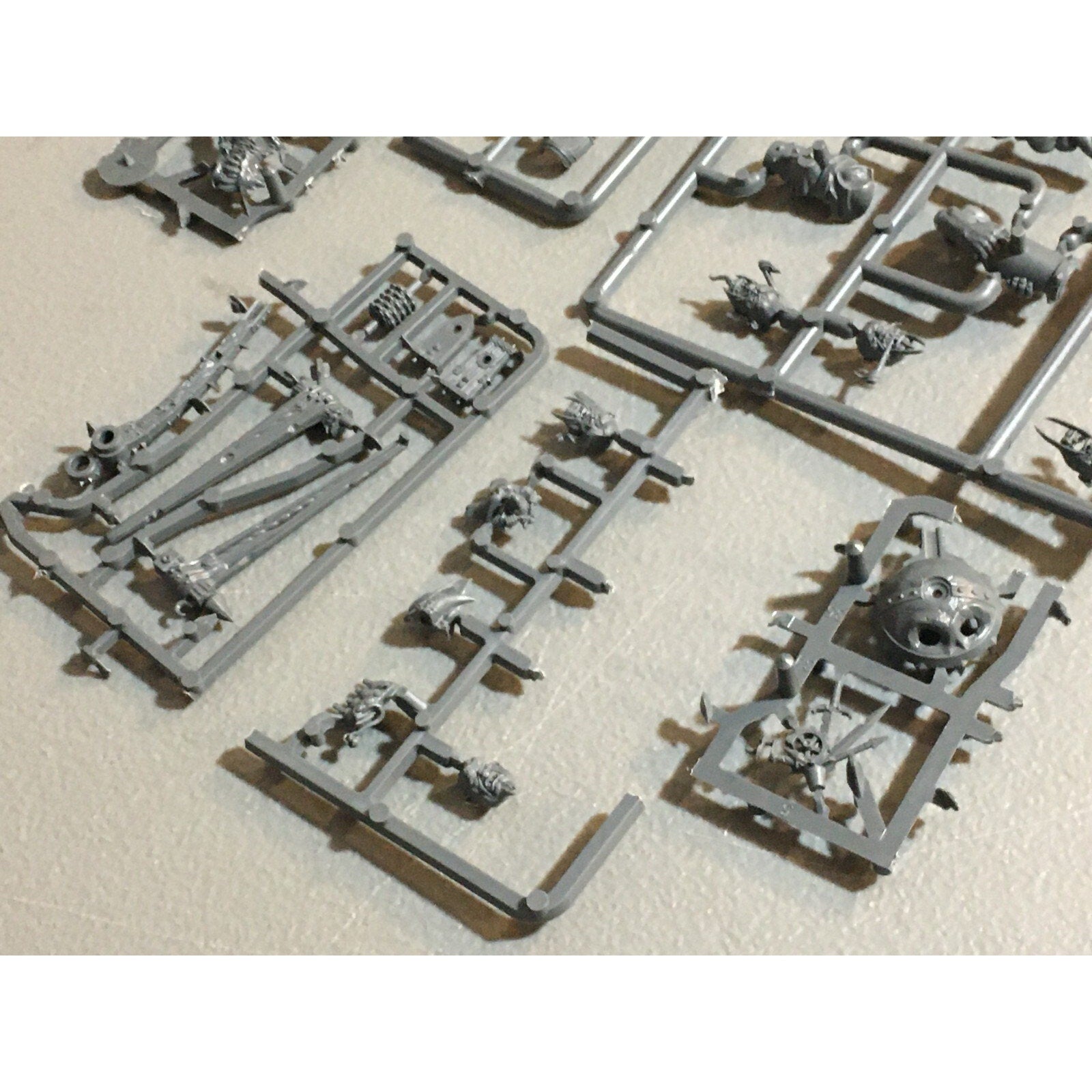 A23590 WARHAMMER AOS FANTASY OGRE KINGDOMS MAWTRIBES BITS ON SPRUE LOT MIXED GW