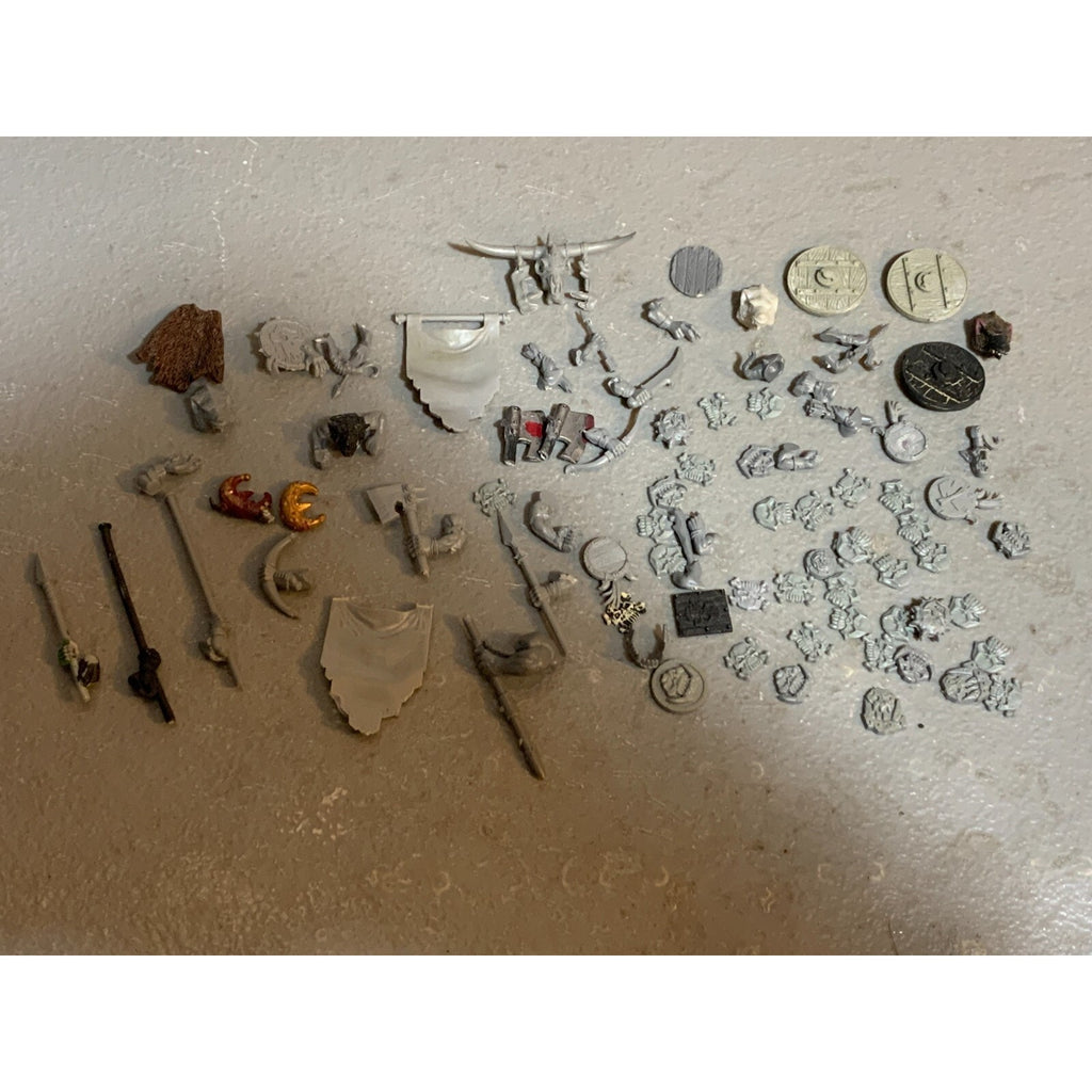 A23337 WARHAMMER FANTASY AOS ORCS GOBLINS BITS LOT SHIELDS ARMS STANDARD GW