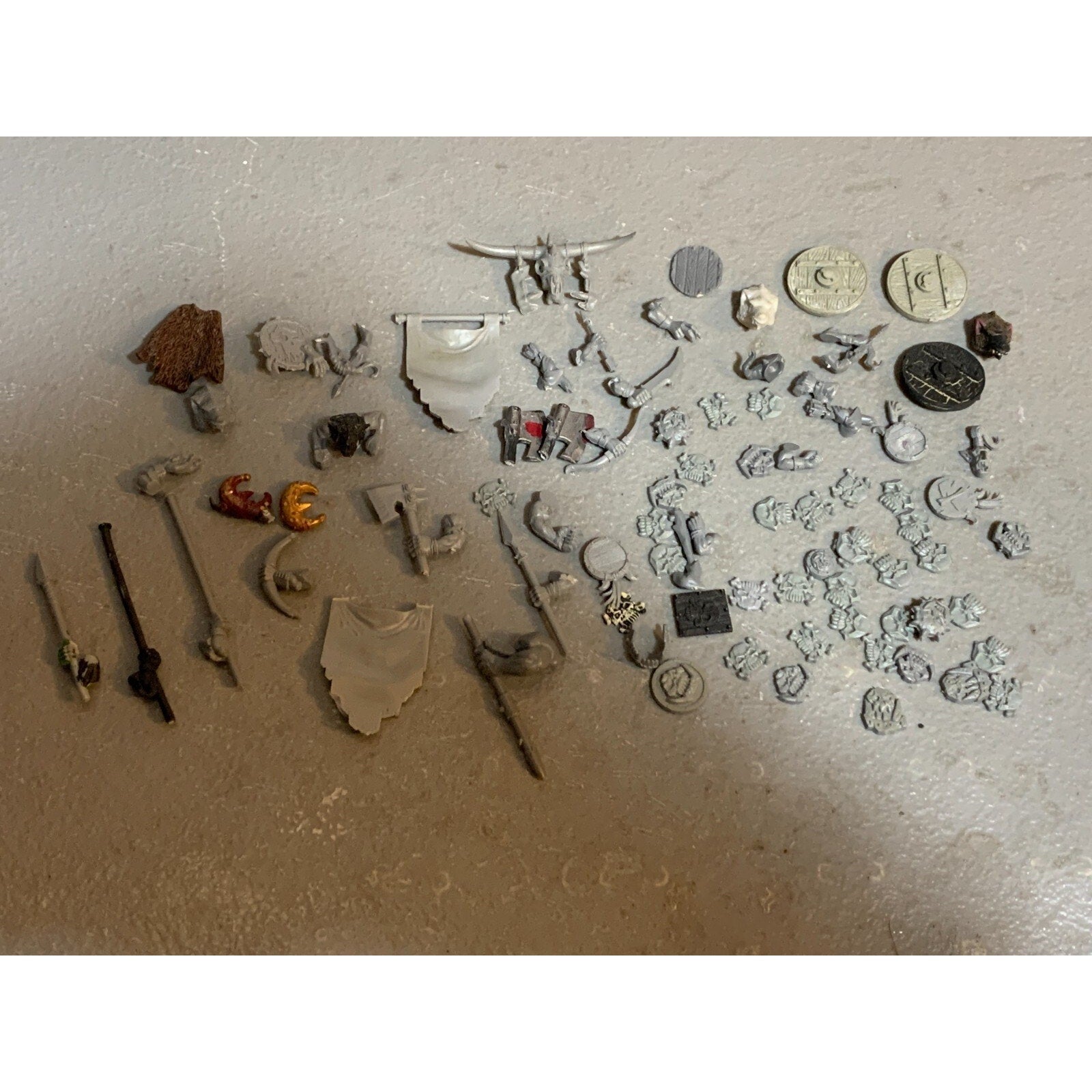 A23337 WARHAMMER FANTASY AOS ORCS GOBLINS BITS LOT SHIELDS ARMS STANDARD GW