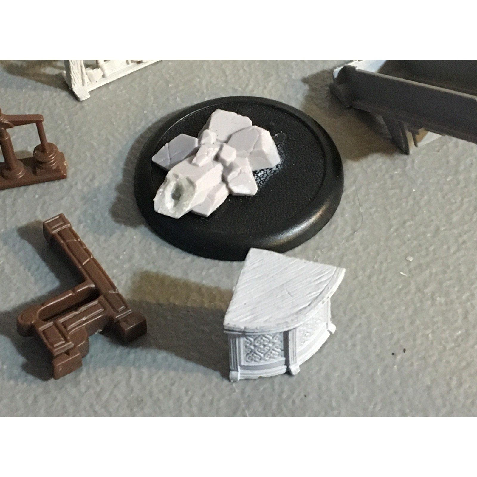 A32576 UNKNOWN MINIATURES PLASTIC TERRAIN LOT STATUE WEAPON RACK WALL LAMP POST
