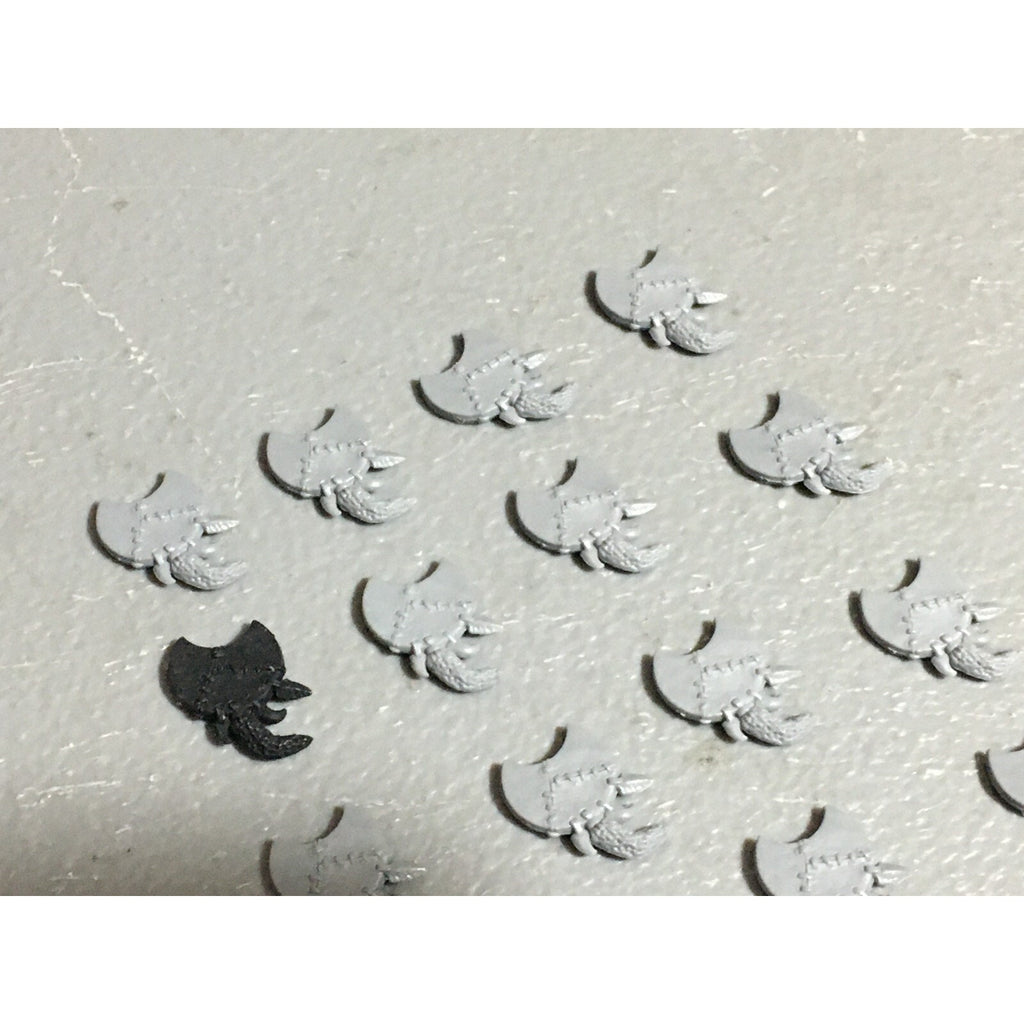 A22625 WARHAMMER FANTASY ORCS & GOBLINS BITS LOT GOBLIN SHIELD GAMES WORKSHOP GW