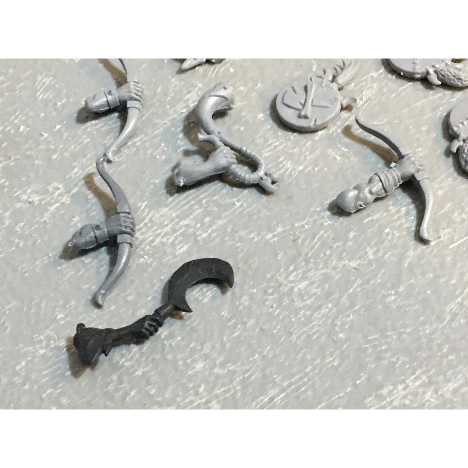 A27514 WARHAMMER FANTASY ORCS & GOBLINS BITS LOT SHIELDS BOWS HEADS GW