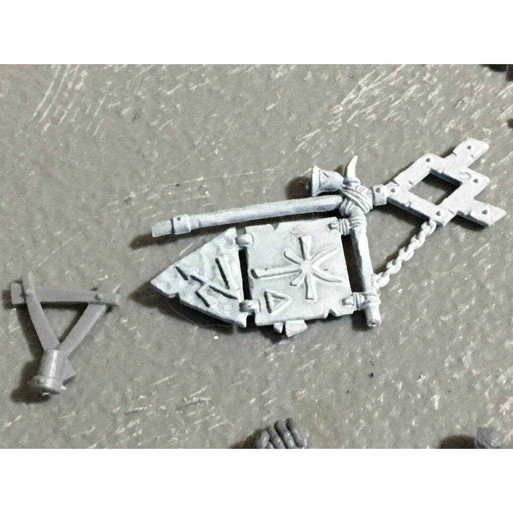 A22308 WARHAMMER FANTASY SKAVEN BITS LOT MIXED ARMS ICONS TAIL GAMES WORKSHOP GW