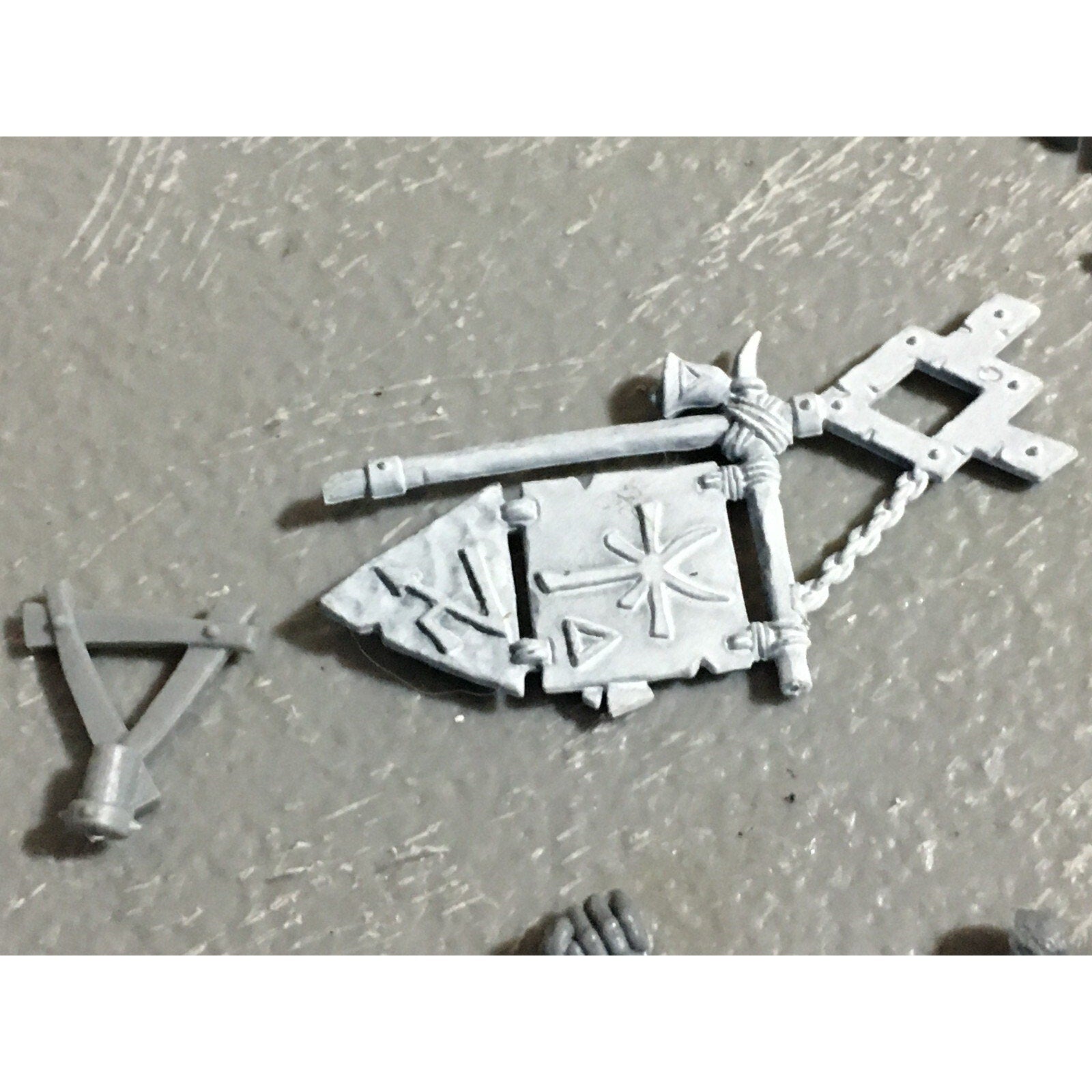 A22308 WARHAMMER FANTASY SKAVEN BITS LOT MIXED ARMS ICONS TAIL GAMES WORKSHOP GW