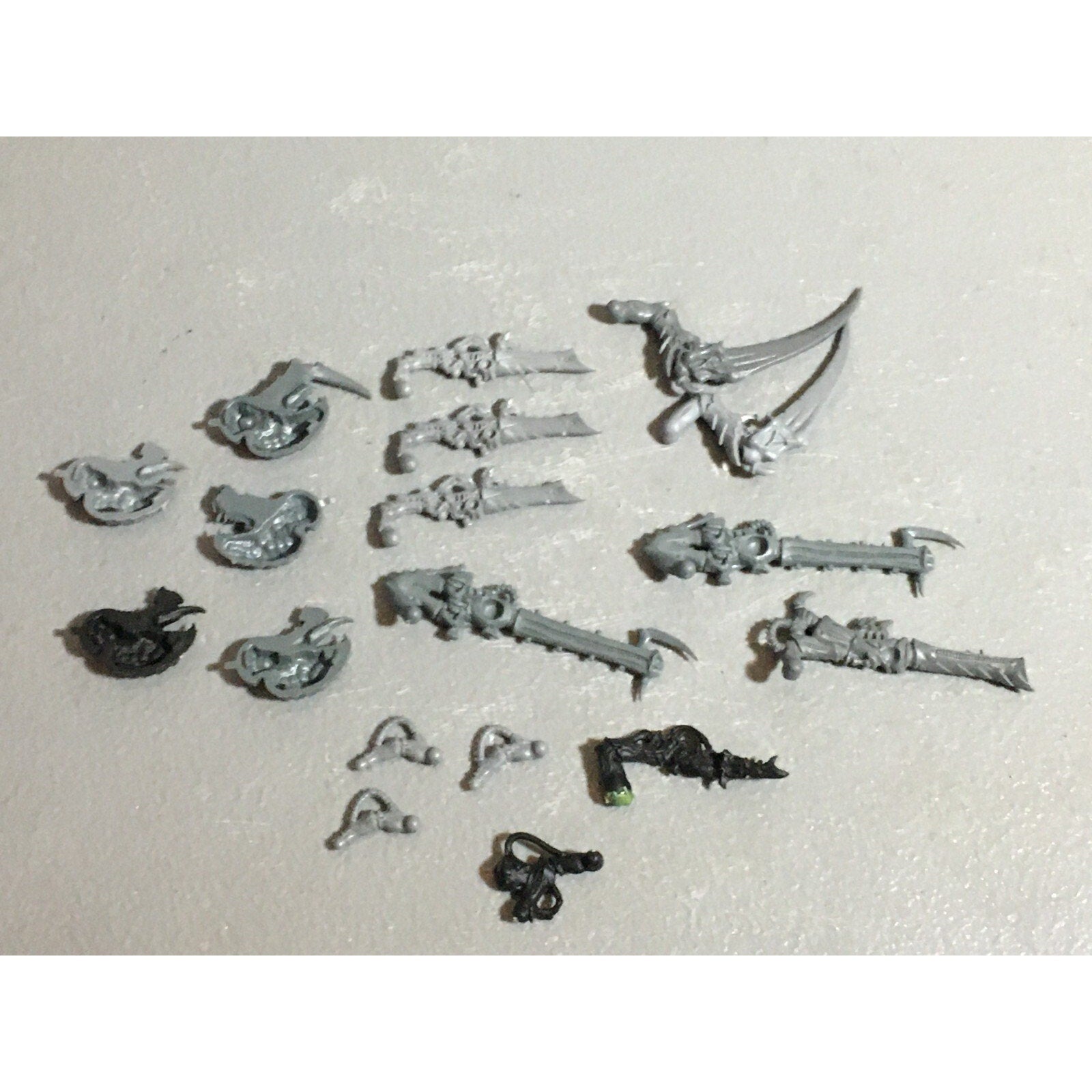 A22316 WARHAMMER 40K TYRANIDS BITS LOT MIXED GAMES WORKSHOP GW