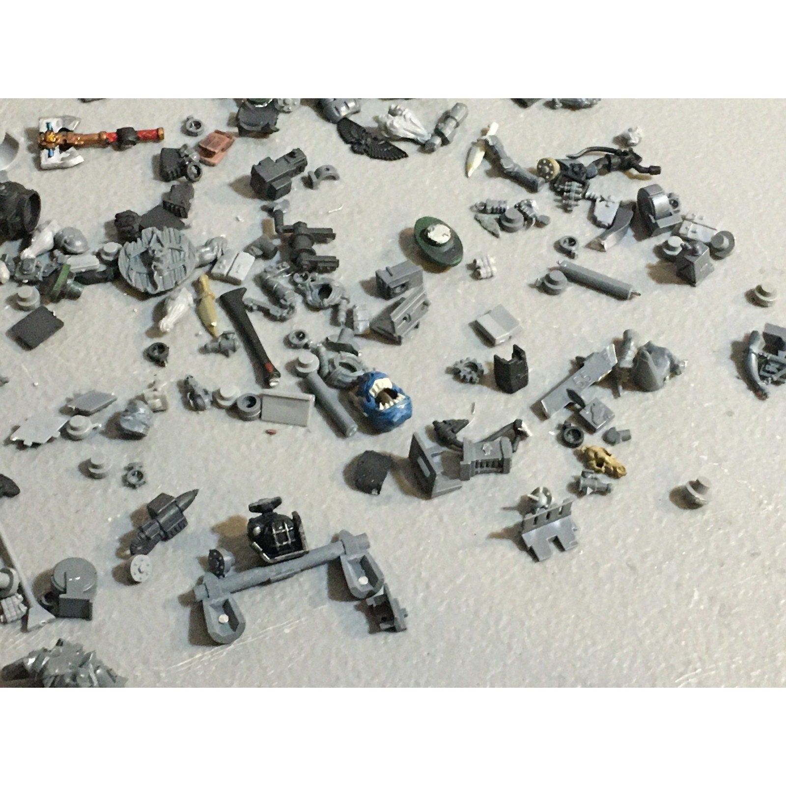 A33600 WARHAMMER FANTASY 40K MIXED BITS LOT SPACE MARINES ORKS CHAOS GW
