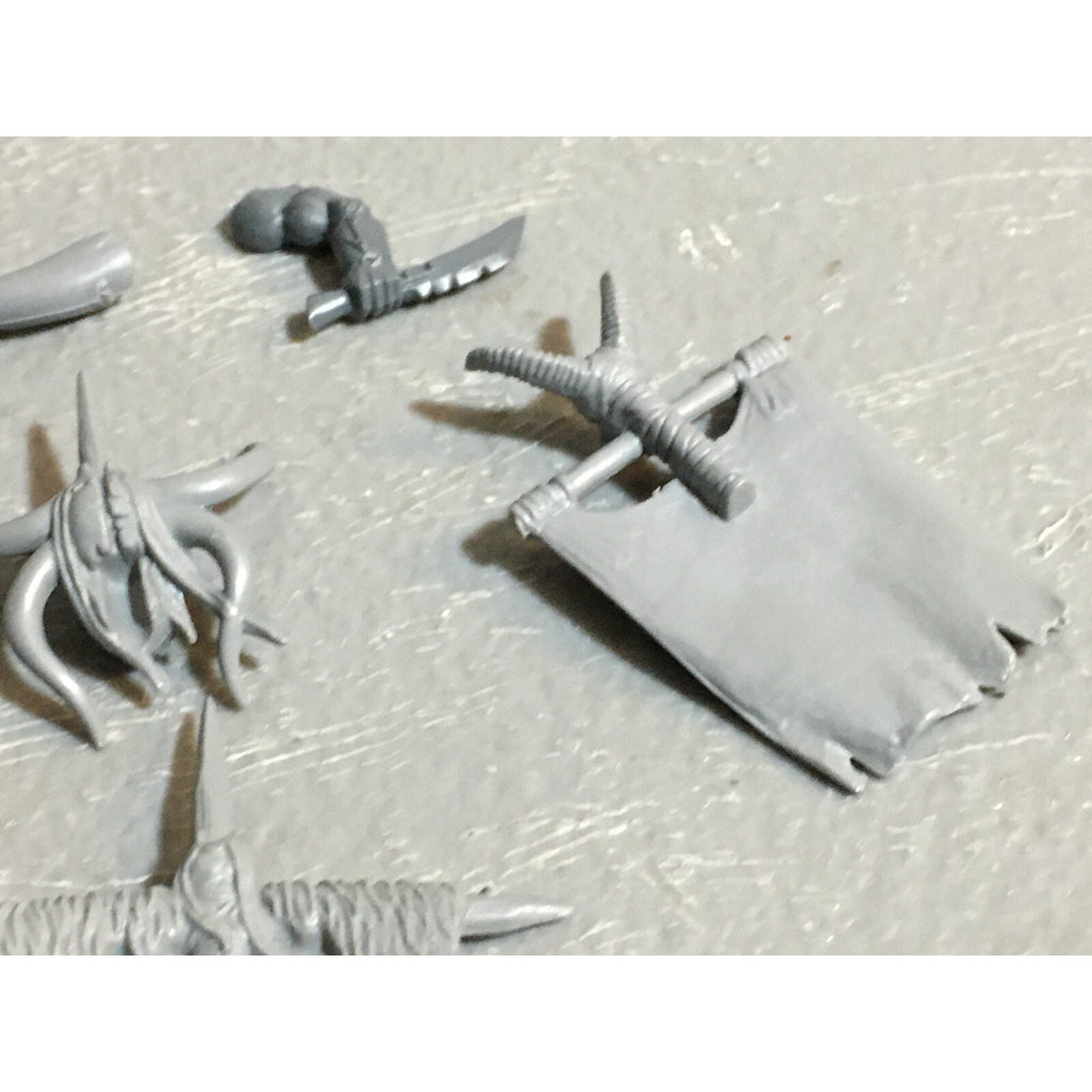 A23127 WARHAMMER FANTASY CHAOS BEASTMEN BITS LOT GORS BANNERS ARMS GW