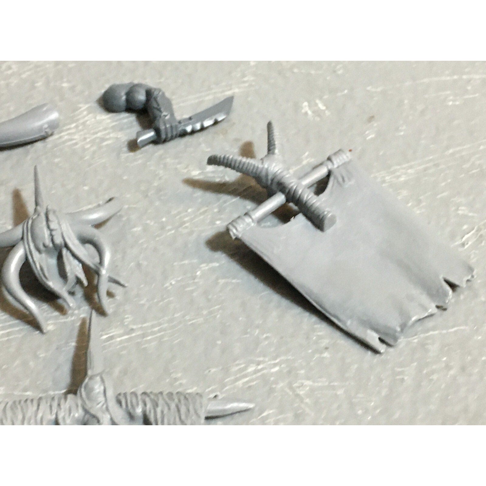 A23127 WARHAMMER FANTASY CHAOS BEASTMEN BITS LOT GORS BANNERS ARMS GW