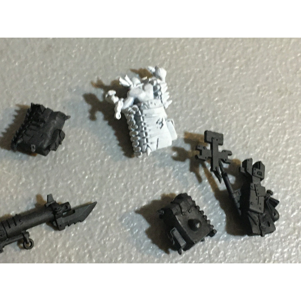 A33568 WARHAMMER 40K SPACE ORKS BITS LOT LOOTAS GUN BACKPACK GW GAMES WORKSHOP