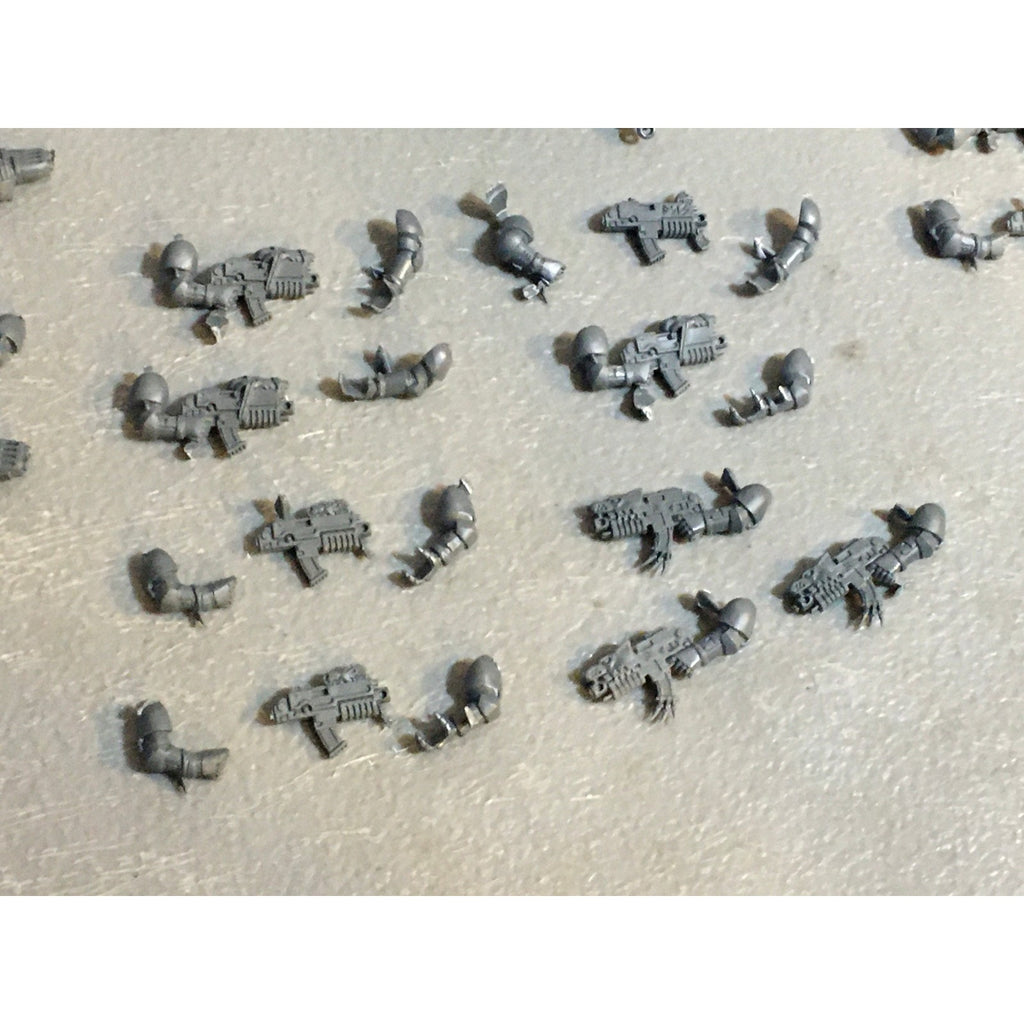 A29737 WARHAMMER 40K SPACE MARINES WOLVES BITS LOT BOLTERS PLASMA AXE ARMS GW