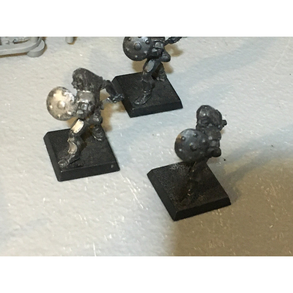 A32552 UNKNOWN MINIATURES PLASTIC WARRIOR SOLDIER BARBARIAN