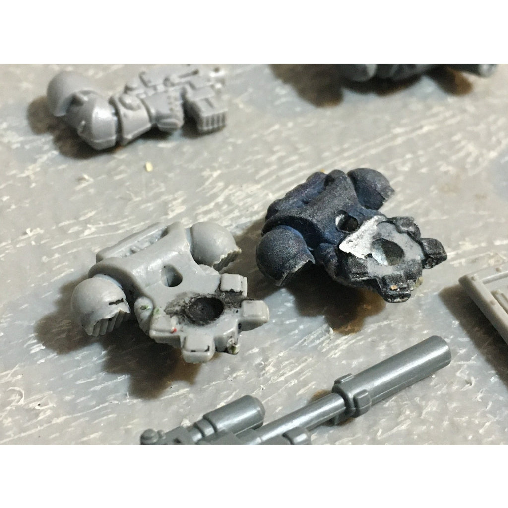 A27541 WARHAMMER 40K SPACE MARINES BITS LOT ARMS GUNS BANNER POLE GW