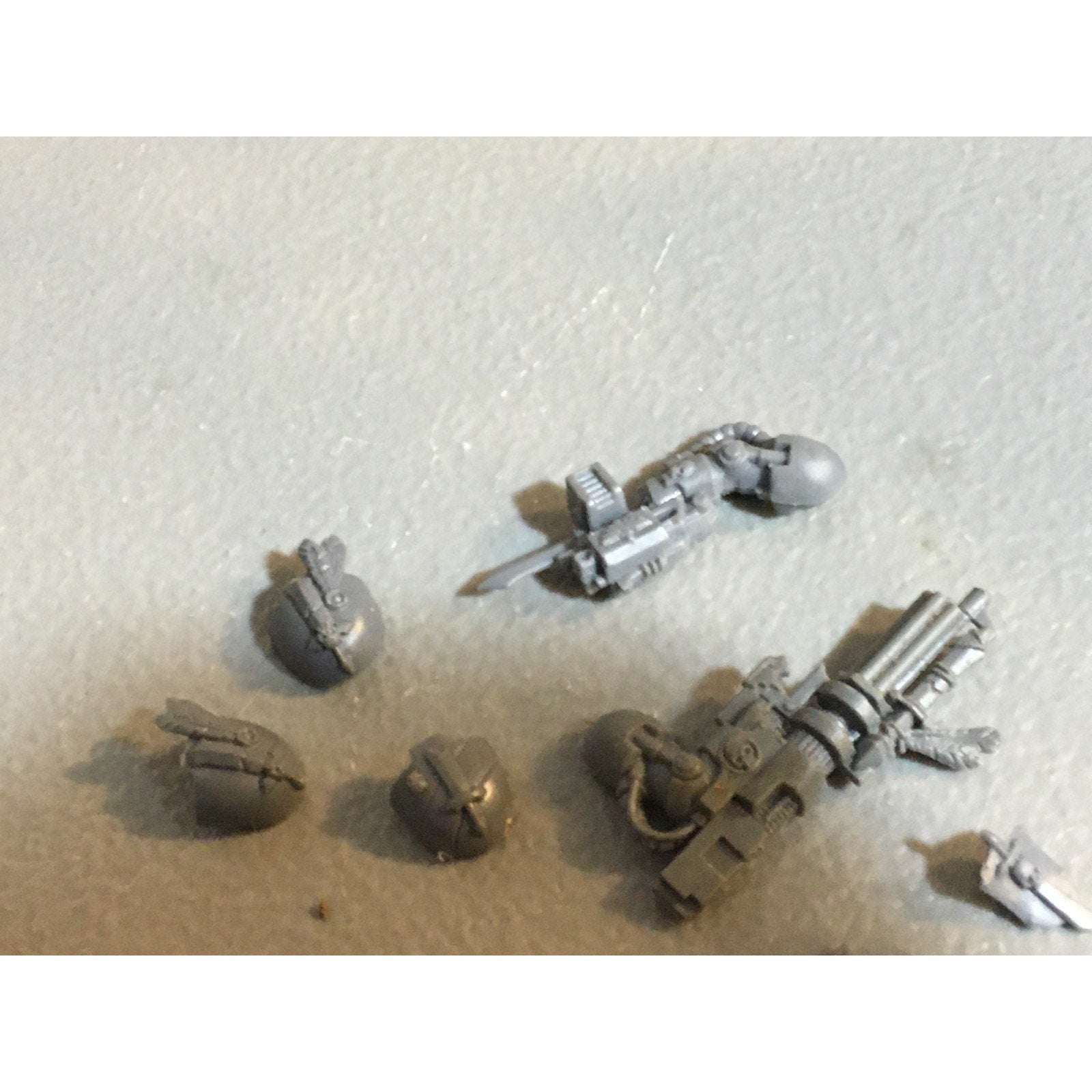 A25041 WARHAMMER 40K SPACE MARINES DARK ANGELS BITS LOT ICONS PISTOLS ARMS GW