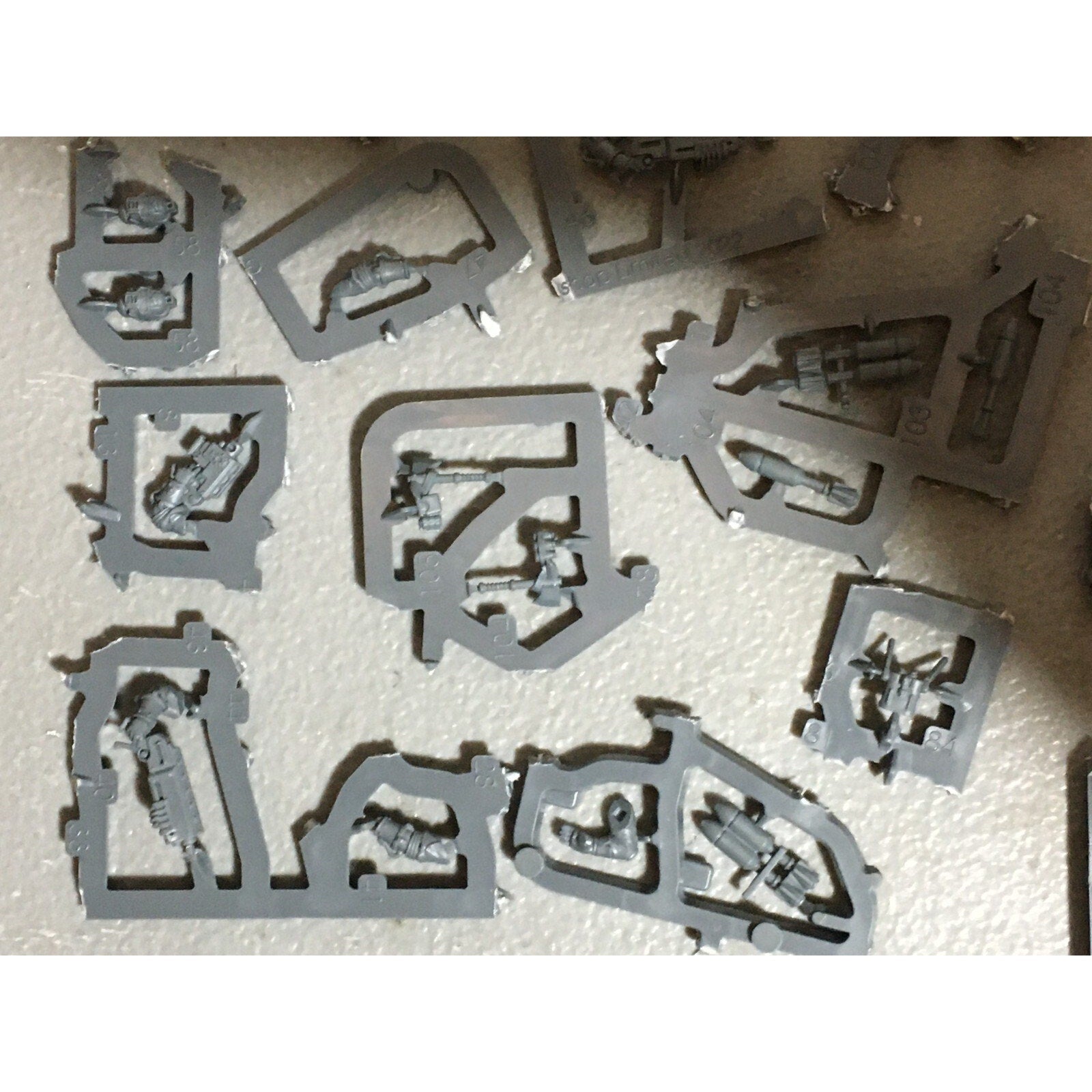 A20992 WARHAMMER 40K ASTRA IMPERIAL GUARD BITS ON SPRUE LOT SCIONS HEADS ACCESSO