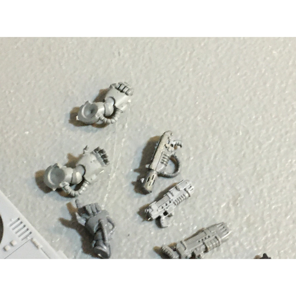 A25111 WARHAMMER 40K SPACE MARINES BITS LOT POWERFIST GUNS BACKPACK GW