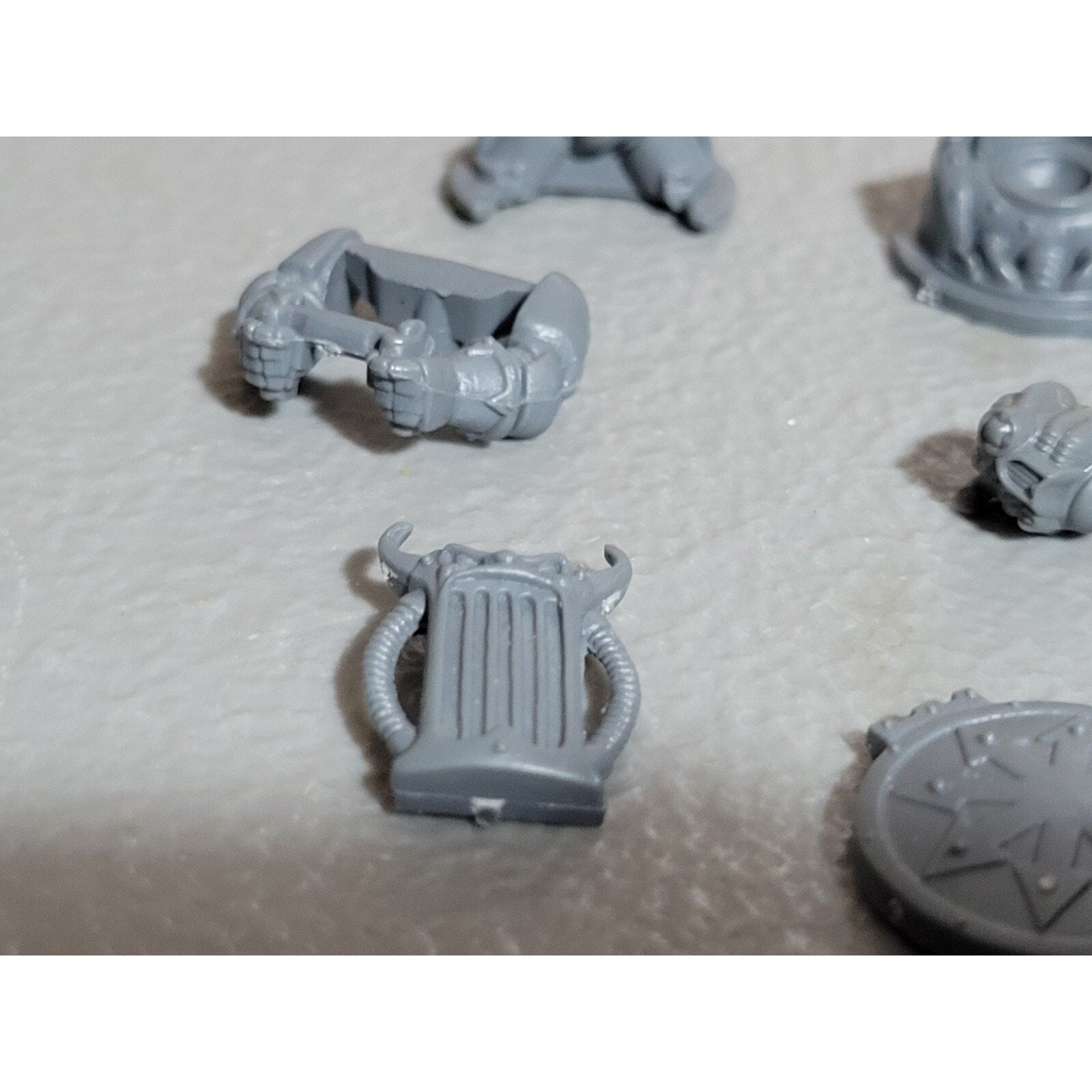 A17960 WARHAMMER 40K CHAOS SPACE MARINES TANK GUNNER BITS LOT