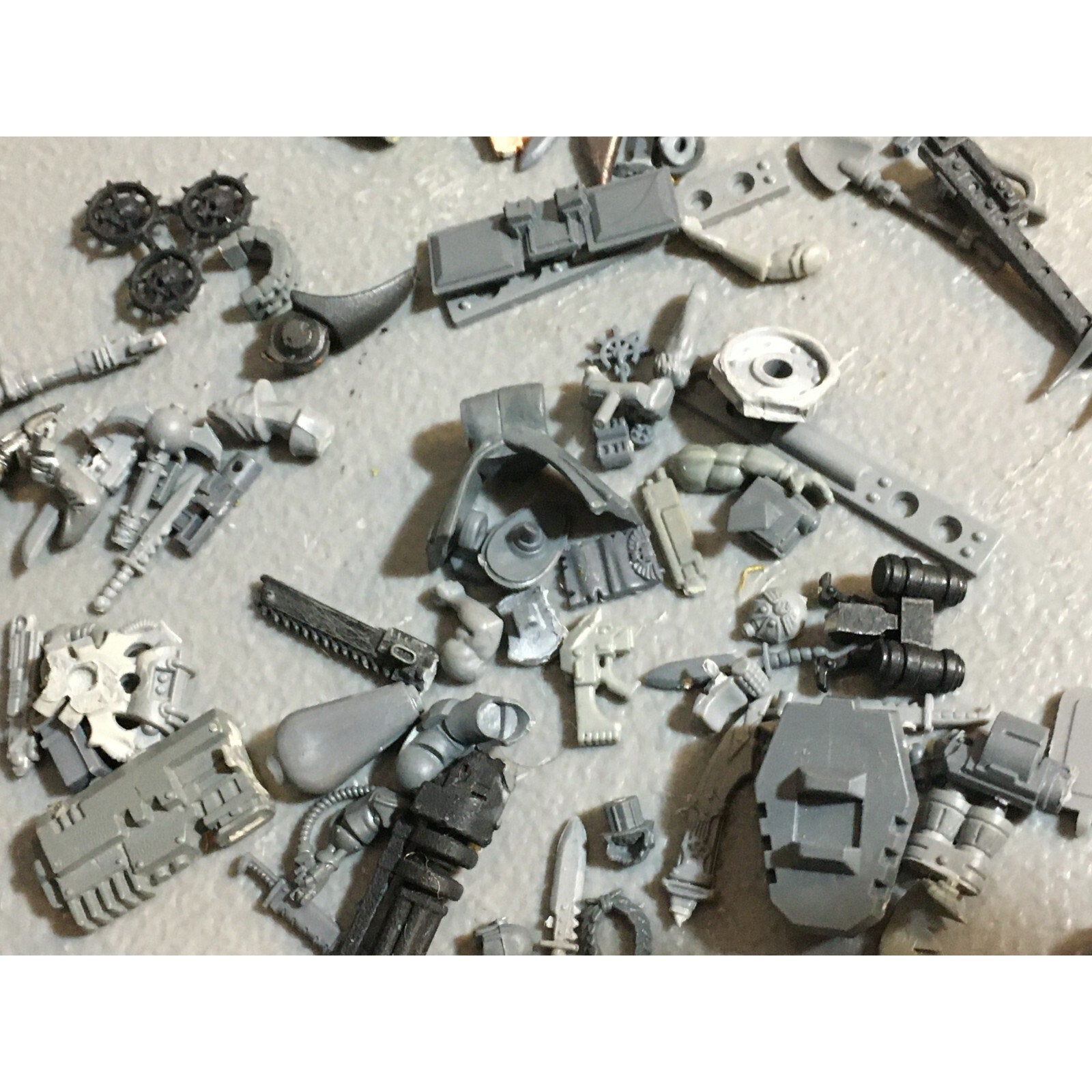 A23485 WARHAMMER 40K BITS LOT MIXED VEHICLE TANK WEAPON GAMES WORKSHOP GW