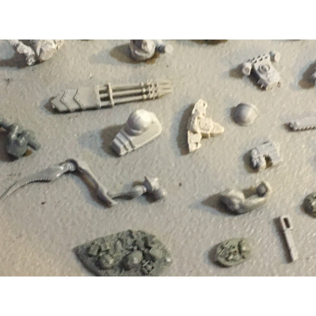 A32587 UNKNOWN PLASTIC MINIATURES BITS LOT SPACE SOLDIER MECH FEET ELF HEADS