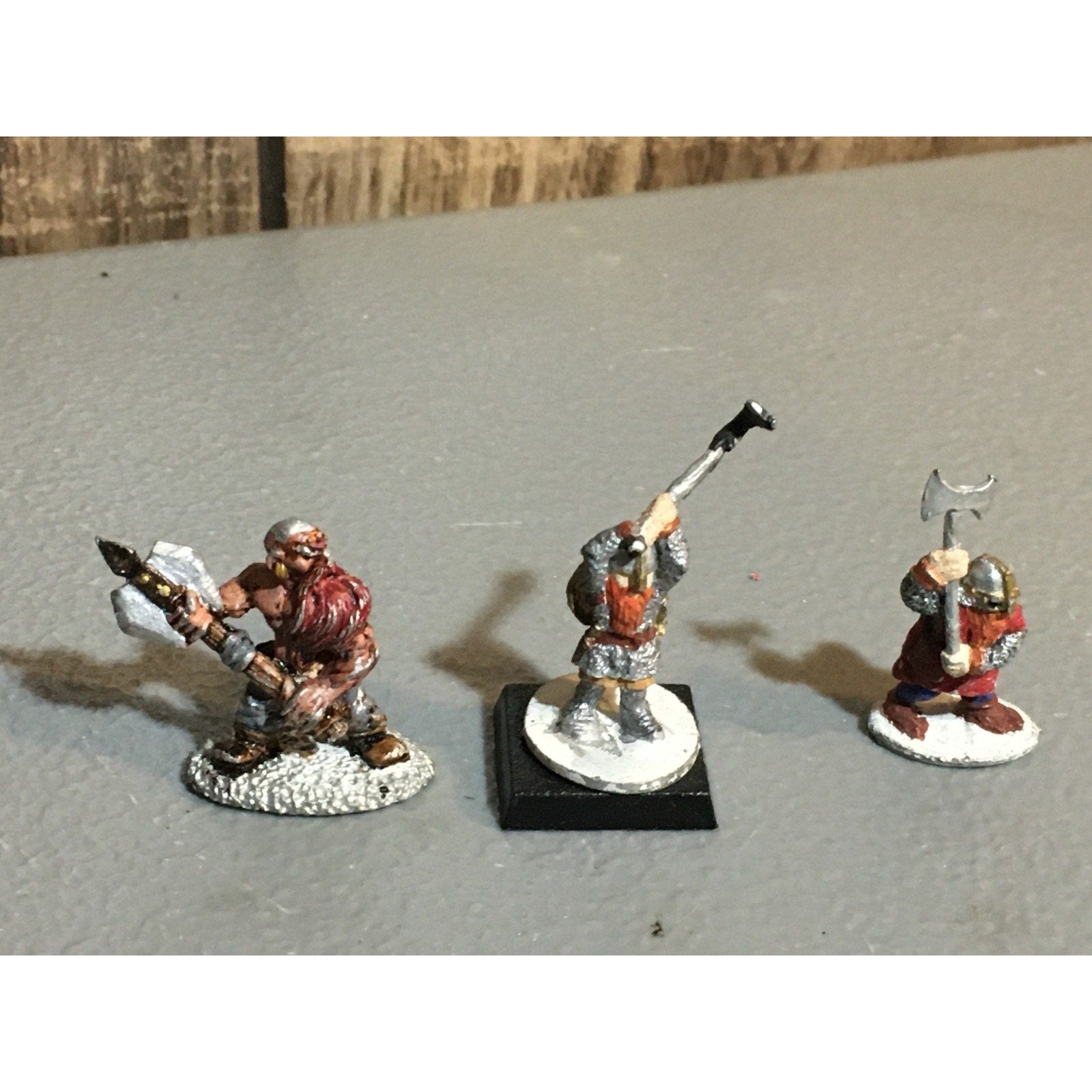 A24860 UNBRANDED METAL TABLETOP OLD OOP D&D FANTASY WARRIORS DWARFS MINIATURES