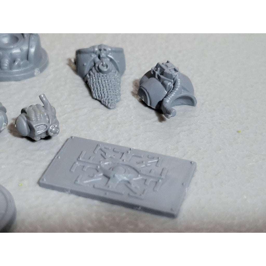 A17960 WARHAMMER 40K CHAOS SPACE MARINES TANK GUNNER BITS LOT