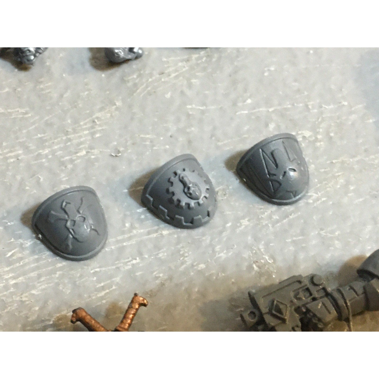A33578 WARHAMMER 40K SPACE MARINES WOLVES BITS LOT HEAD ARM TORSO GW