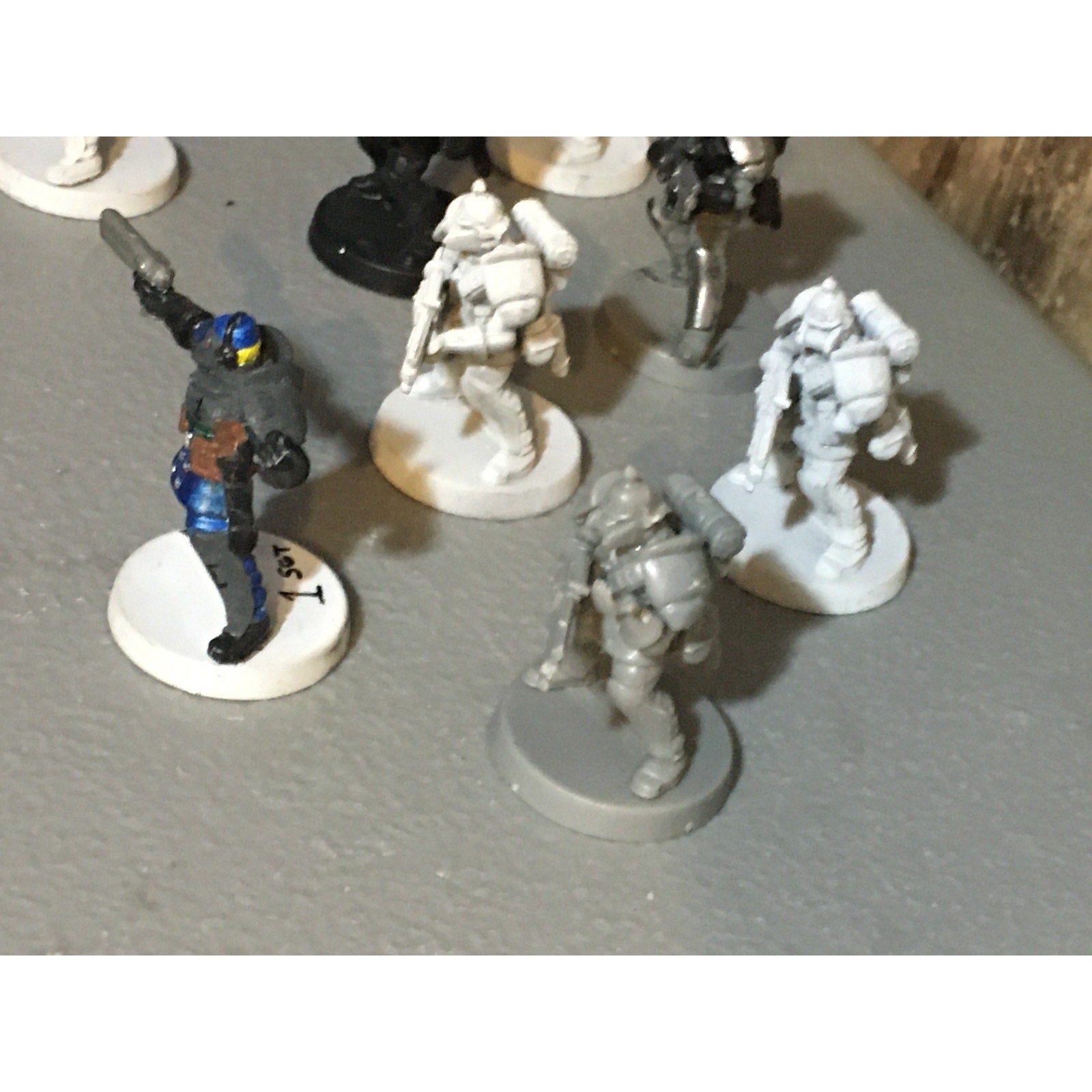 A30064 UNKNOWN TABLE TOP SCI-FI POWER ARMOR SOLDIERS 9 PK MISS 1 ARM WAR GAMES