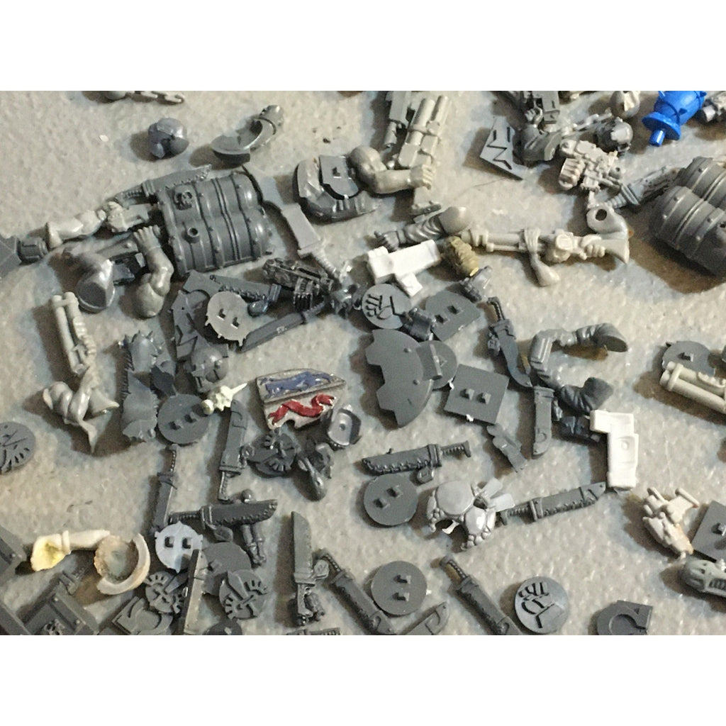 A32582 WARHAMMER 40K FANTASY RANDOM BITS LOT PLASTIC ICONS SPACE MARINES GUARD