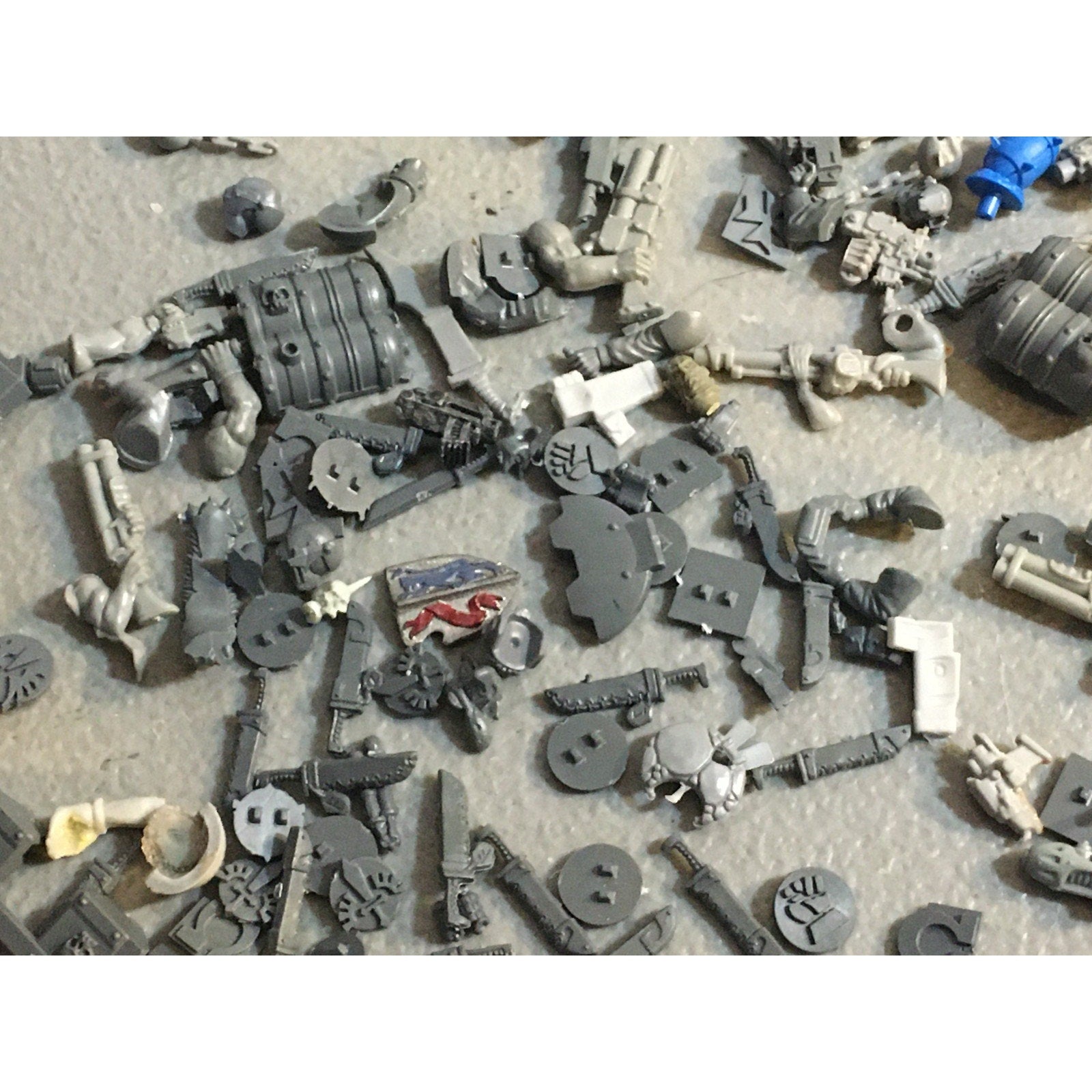 A32582 WARHAMMER 40K FANTASY RANDOM BITS LOT PLASTIC ICONS SPACE MARINES GUARD