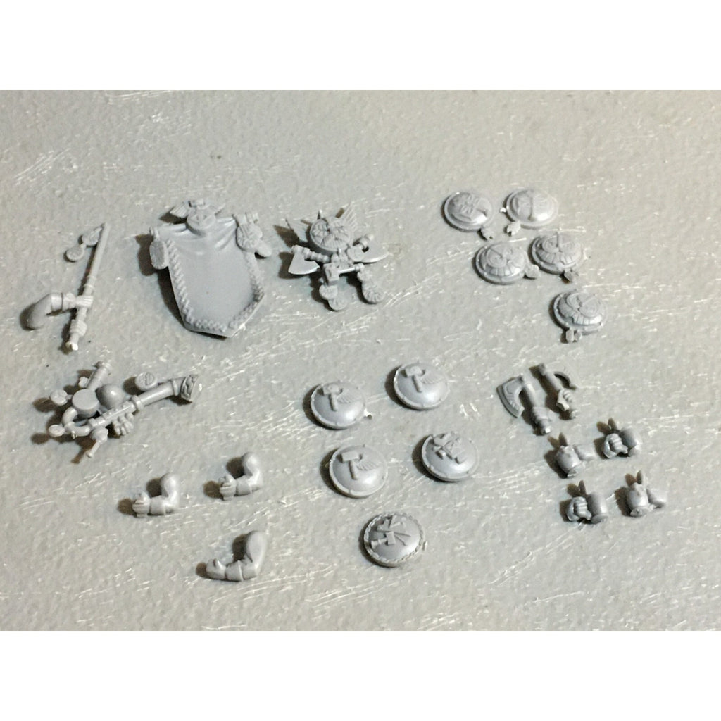 A23403 WARHAMMER FANTASY DWARFS BITS LOT WARRIORS MIXED SHIELD BANNER ARM HAND