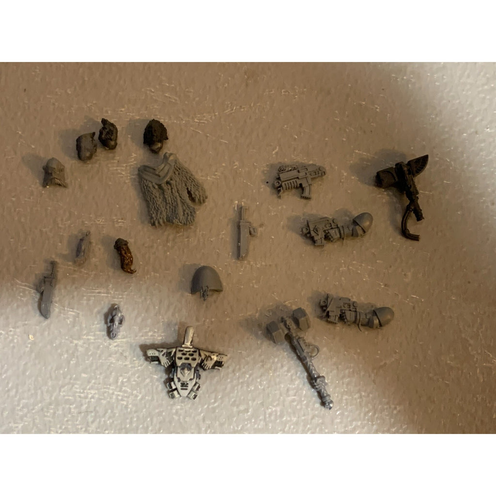 A23300 WARHAMMER 40K SPACE MARINES SPACE WOLVES BITS LOT TAIL GUNS HEADS GW