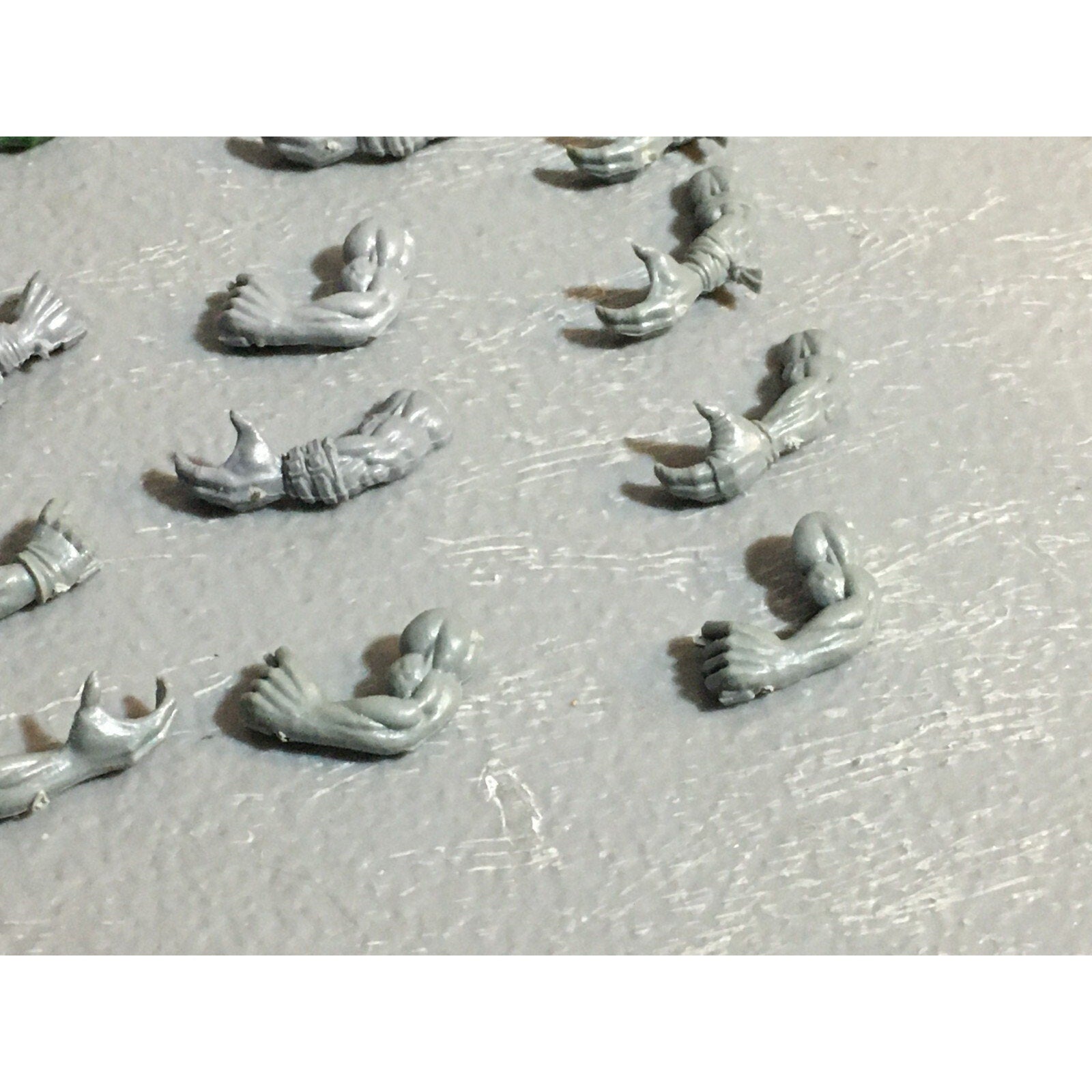 A22952 WARHAMMER 40K ORKS BITS LOT ARMS GAMES WORKSHOP GW