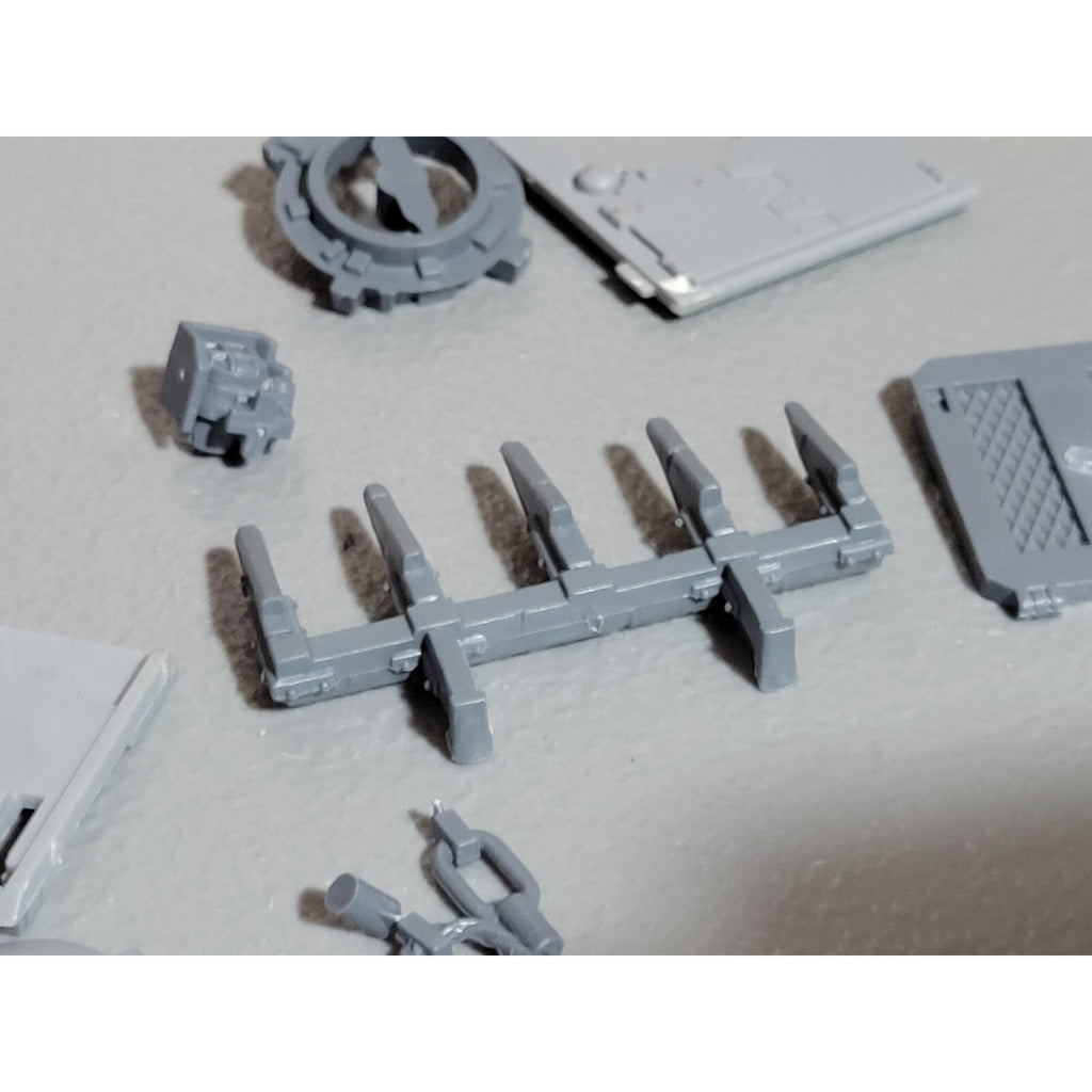 A18904 WARHAMMER 40K SPACE MARINES BITS LOT TANK VEHICLE RHINO RAZORBACK PRED