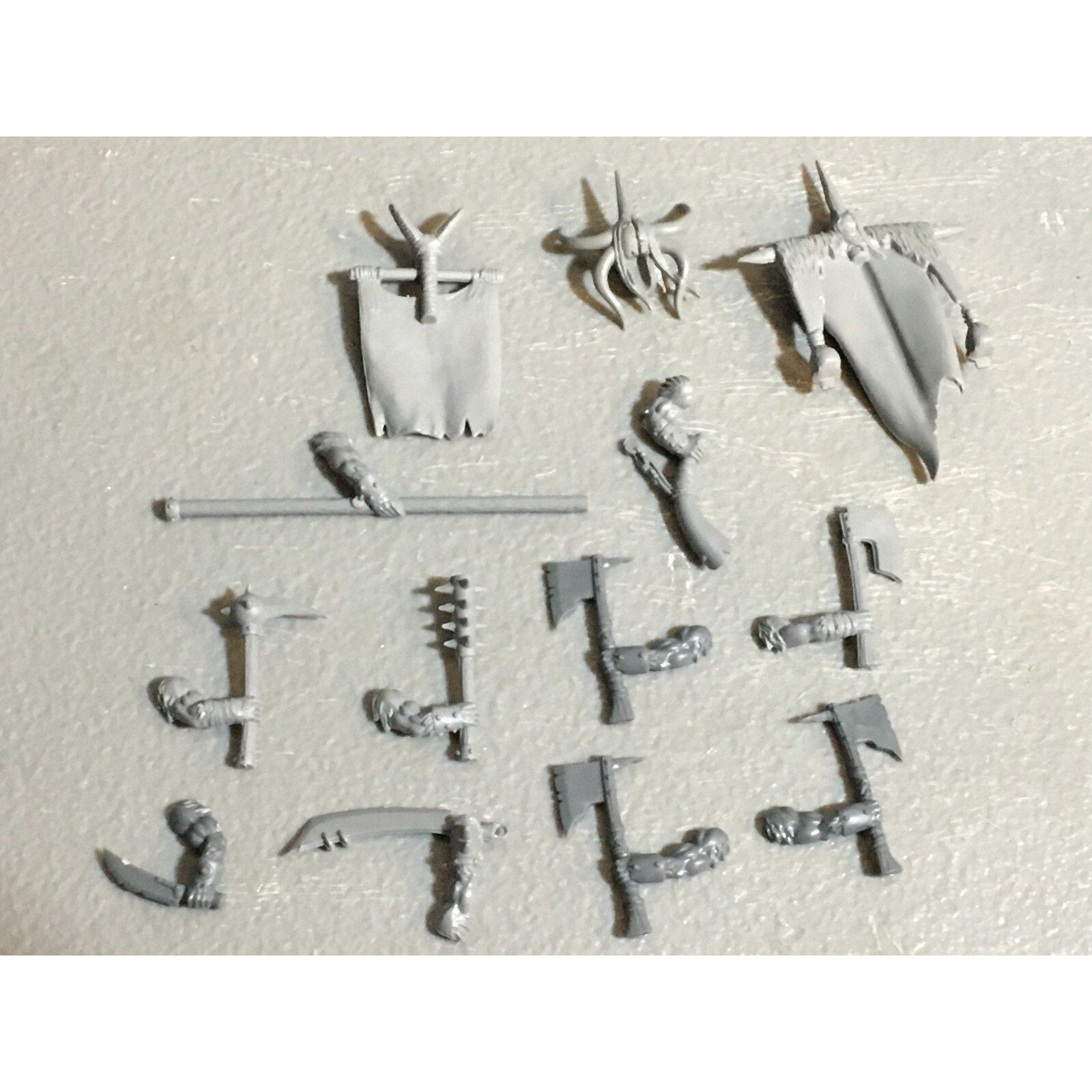 A23124 WARHAMMER FANTASY CHAOS BEASTMEN BITS LOT GORS BANNERS ARMS GW