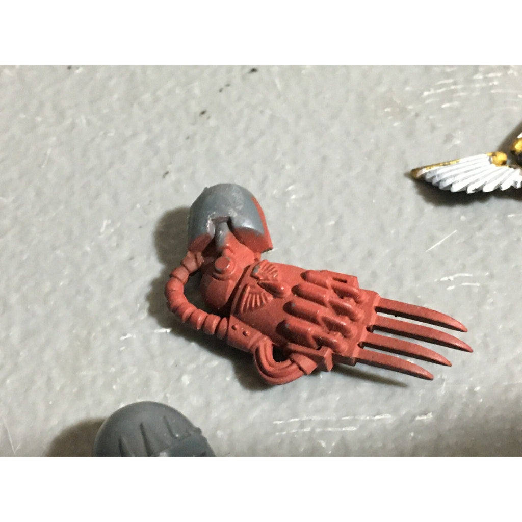 A22597 WARHAMMER SPACE MARINES BLOOD ANGELS MIXED CLAWS SHIELD BITS LOT GW