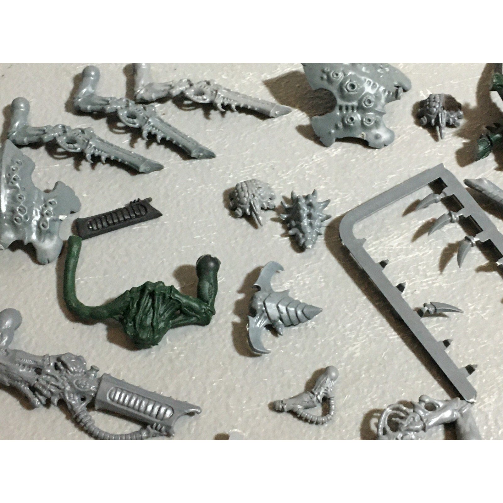 A22319 WARHAMMER 40K TYRANIDS BITS LOT MIXED GAMES WORKSHOP GW