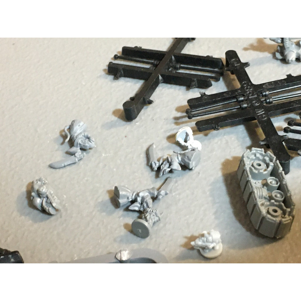 A23527 EPIC 40K BITS LOT INCOMPLETE SOME METAL WARMASTER W MOVEMENT STICKS