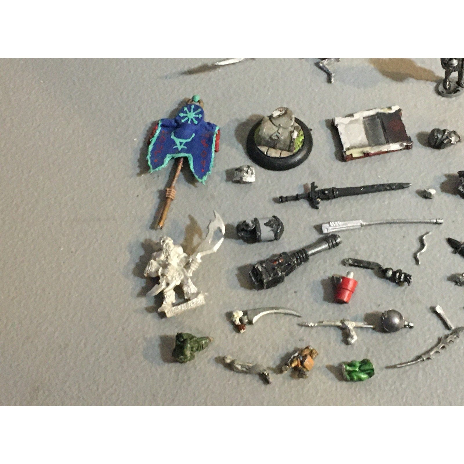A32591 UNKNOWN MINIATURES METAL BITS LOT SWORD WEAPONS BANNER BENCH